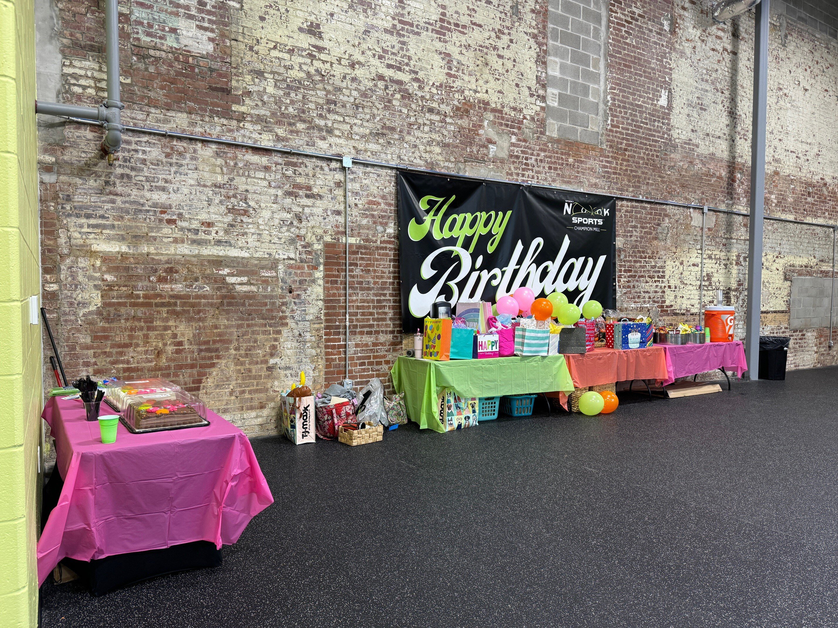 https://2956241.fs1.hubspotusercontent-na1.net/hubfs/2956241/Party%20Room%203.jpg background-image